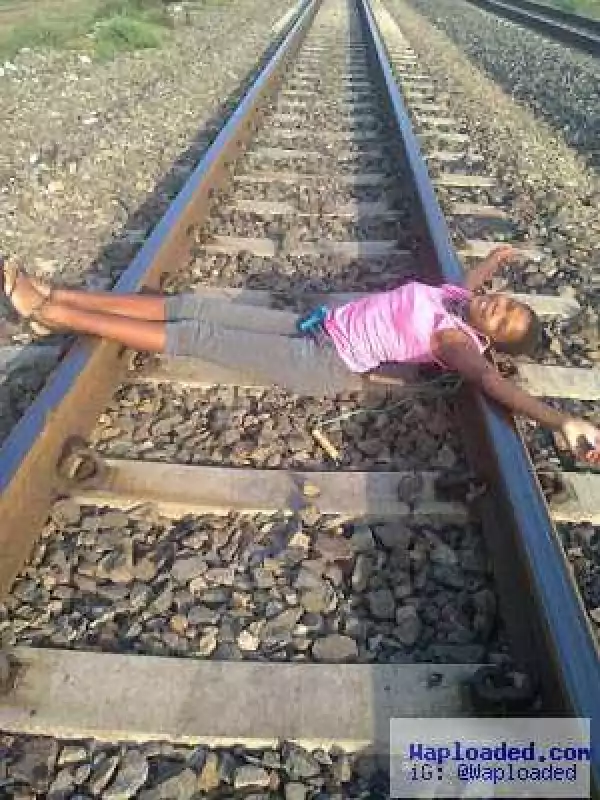 See The Hilarious Reaction of This Naija Babe From The Village When She Saw a Railway